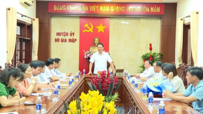 Đồng chí Lý Trọng Nhân - Bí thư Huyện ủy chúc mừng đội thi “Dân vận khéo” cấp tỉnh năm 2023