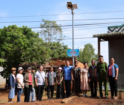 Đồng chí Lý Trọng Nhân, Bí thư Huyện ủy cùng đoàn thiện nguyện kéo băng khánh thành công trình “Thắp sáng đường quê”