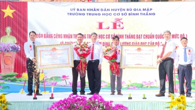 Ông Hà Minh Quan - Trưởng Phòng quản lý chất lượng giáo dục Sở GD và ĐT tỉnh và ông Lý Trọng Nhân – Bí thư huyện ủy trao bằng công nhận trường đạt chuẩn quốc gia và đạt kiểm định chất lượng giáo dục mức độ 2