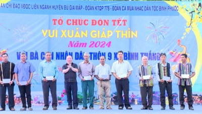 ​​​​​​​ Đồng chí Phan Xuân Linh – Phó Bí thư thường trực Huyện ủy – Chủ tịch HĐND huyện trao quà cho các hộ dân khó khăn thôn 9, xã Bình Thắng