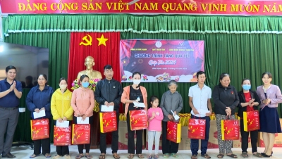 Mạnh thường quân trao quà Tết cho các hộ dân có hoàn cảnh khó khăn