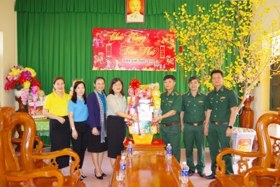 Hội LHPN huyện Phú Giáo tỉnh Bình Dương đến thăm, tặng quà bộ đội biên phòng Đồn Bù Gia Mập