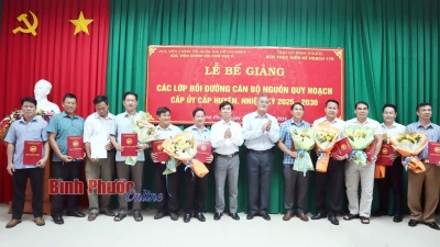 Bế giảng các lớp bồi dưỡng cán bộ nguồn quy hoạch cấp ủy cấp huyện