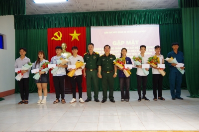 Tuyên dương thanh niên trúng tuyển vào học viện, trường quân đội