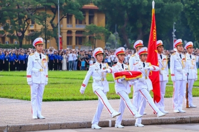 Hàng ngàn người dân chứng kiến Lễ thượng cờ thiêng liêng trong ngày Quốc khánh 2-9