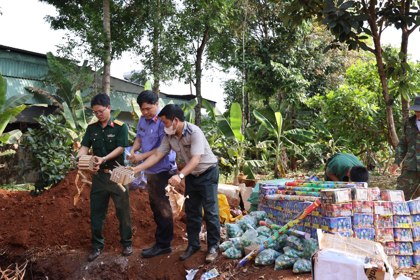 Lực lượng chức năng tiêu hủy pháo lậu