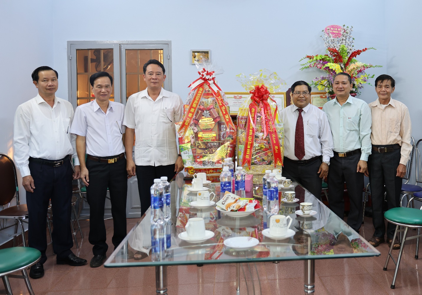 Đồng chí Lý Trọng Nhân, Bí thư Huyện ủy cùng các thành viên trong đoàn chúc tết Chi hội Tin Lành Thị xã Phước Long.