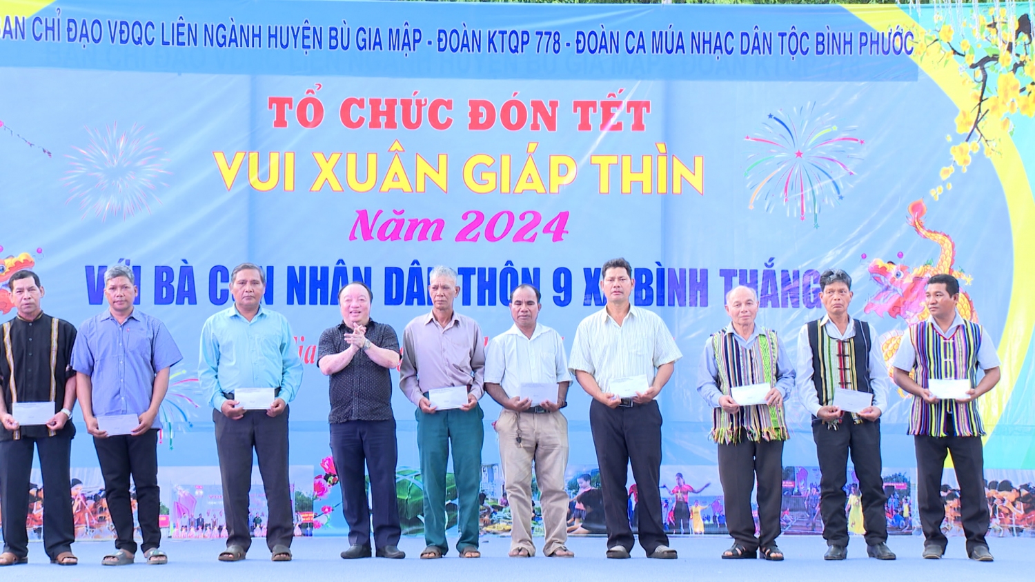 ​​​​​​​ Đồng chí Phan Xuân Linh – Phó Bí thư thường trực Huyện ủy – Chủ tịch HĐND huyện trao quà cho các hộ dân khó khăn thôn 9, xã Bình Thắng