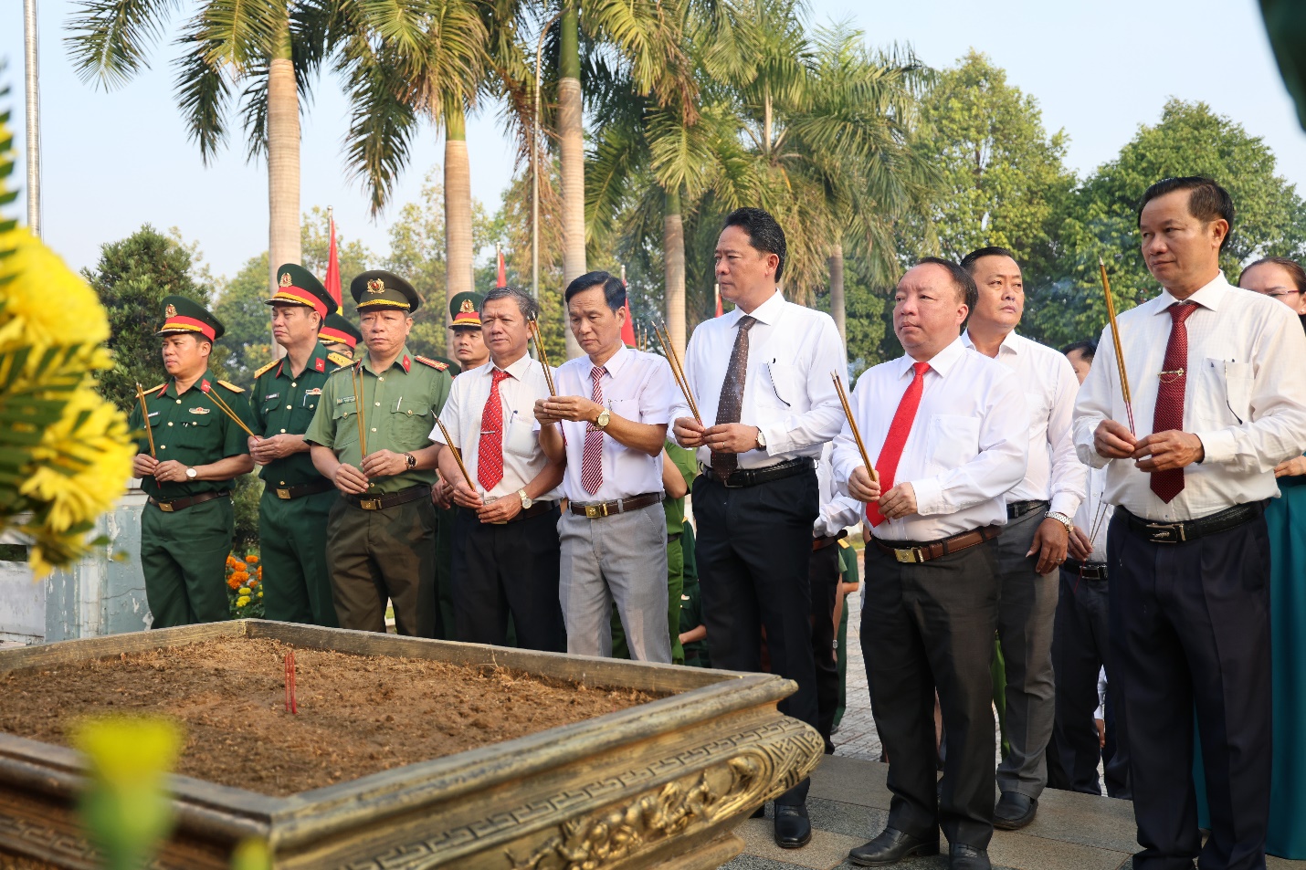 Các đồng chí lãnh đạo huyện Bù Gia Mập thành kính dâng hương tưởng niệm các anh hùng liệt sĩ