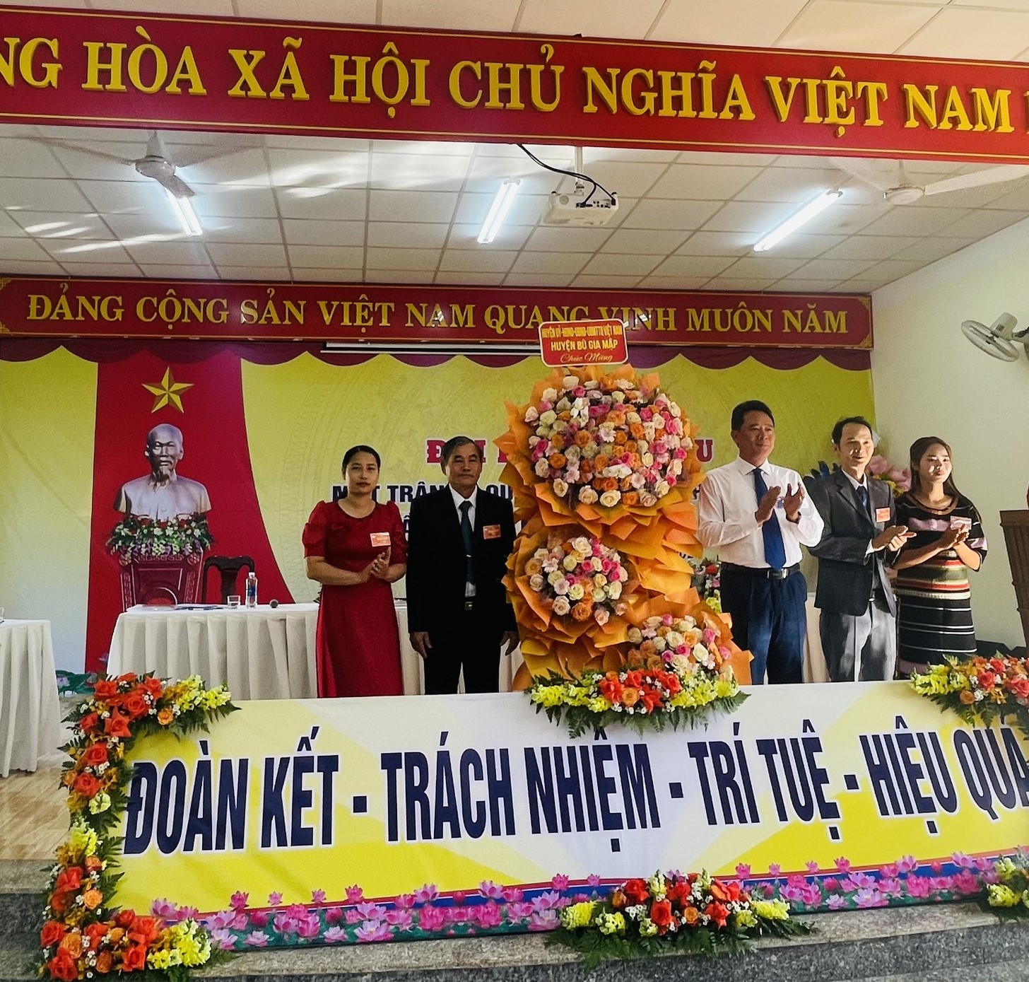 Đồng chí Lý Trọng Nhân - Bí thư Huyện ủy tặng hoa chúc mừng Đại hội MTTQ Việt Nam xã Phú Nghĩa lần thứ VI, nhiệm kỳ 2024 - 2029