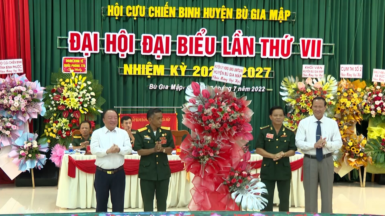 Lãnh đạo huyện tặng hoa chúc mừng Đại hội