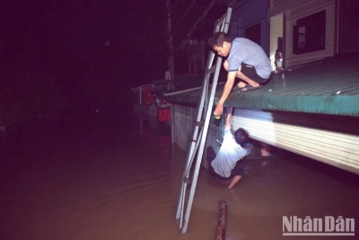 Tuyên Quang: Nhiều nhà dân bị ngập sâu trong nước lũ, nhiều tuyến đường bị hư hại sau bão số 3