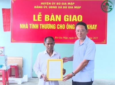 Huyện ủy Bù Gia Mập bàn giao nhà tình thương