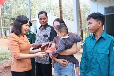 Đồng chí Phó Bí thư Thường trực Tỉnh ủy thăm, tặng quà các đồn biên phòng và khu dân cư liền kề trên tuyến biên giới huyện Bù Gia Mập